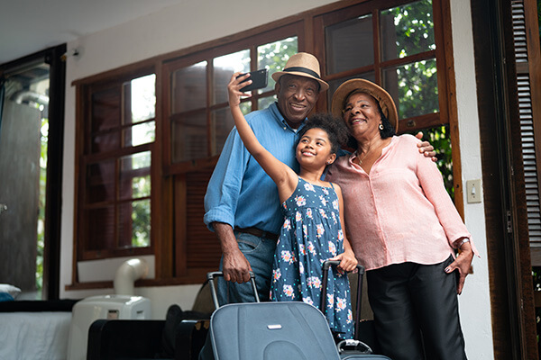 Couple-travelling-with-granddaughter-and-taking-picture