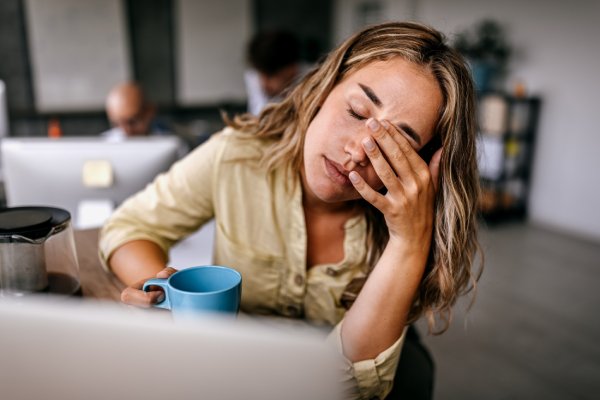  Young woman experiencing sleep apnoea symptoms and signs